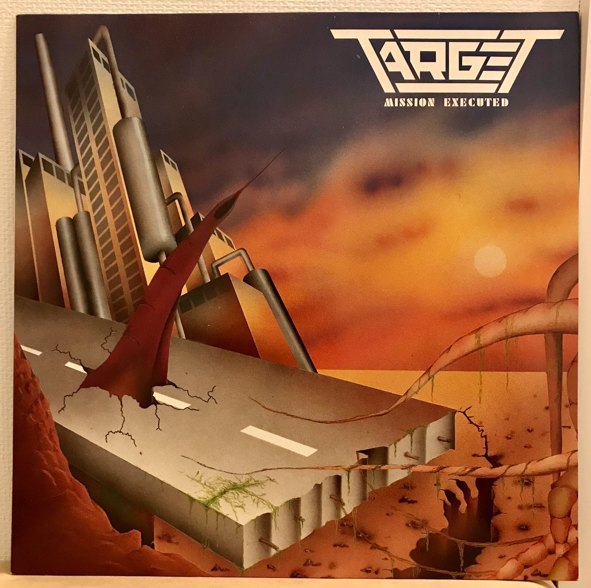 therion_madbias's tweet image. ベルギー産スラッシュメタル…Targetの1st…AAARRG Recordsから発表…レーベルの特色が出たテクニカルでアヴァンギャルド要素の強いスタイル…US産ベイエリア系とは違うヨーロッパ独特の暗さや禍々しさが根底に流れる隠れた名盤…1987年作品！

#Target…Mission Executed
youtu.be/L107S-f9UbE?si…
