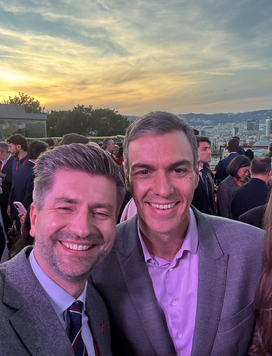 ATENCIÓN :el partido demócrata Americano quiere reunirse también con Sánchez . 
Acaparara la Izquierda Mundial .