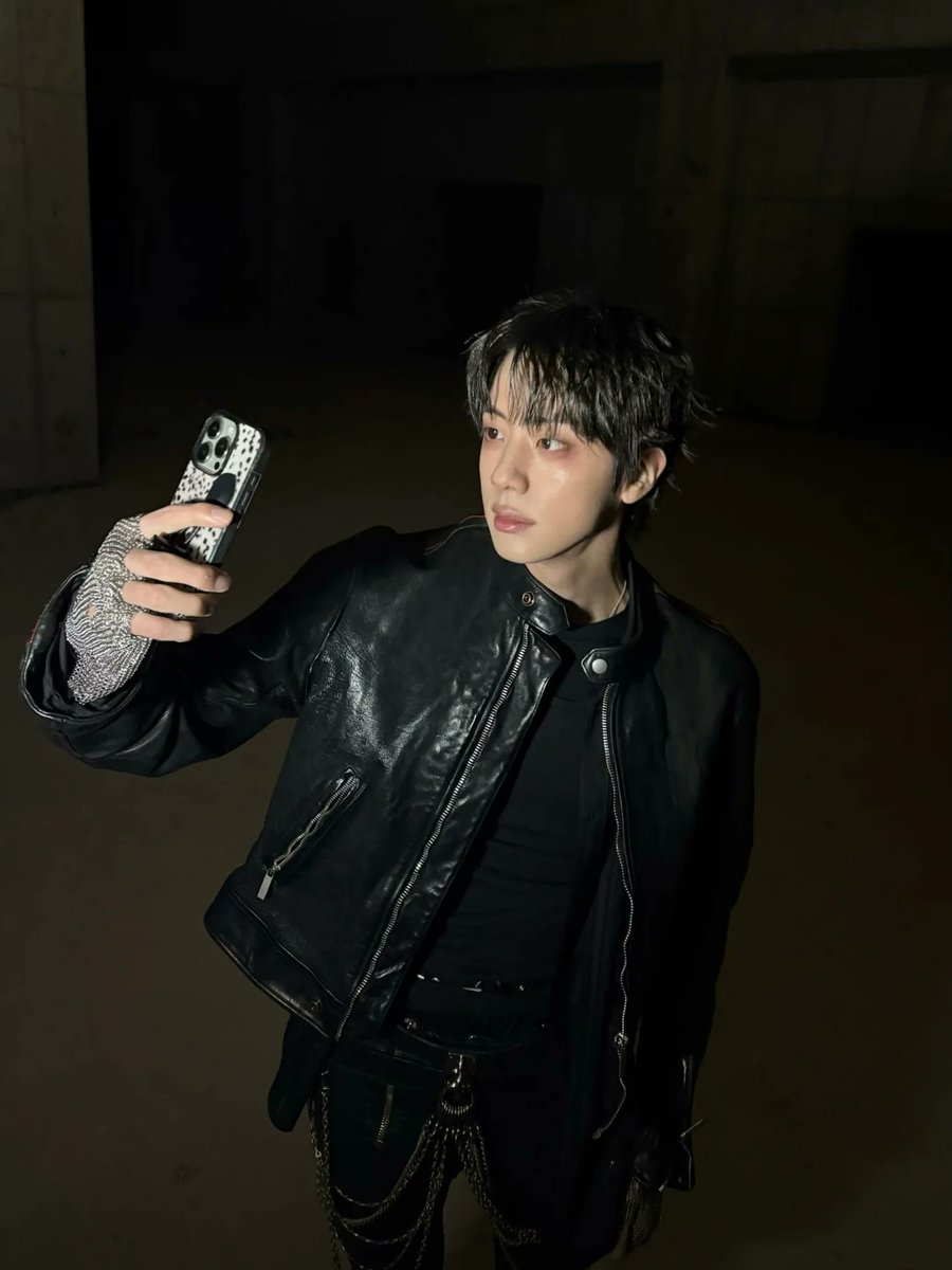 minemone1012's tweet photo. ㅈ나잘생겼네 https://t.co/c9YkHKO79X