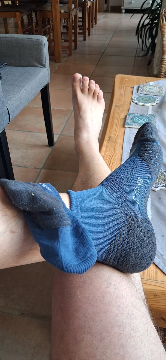 My mate's socks after his run. He's got size 47½ feet!  Thought I'd check out what it feels like to wear socks worn on such big feet. And it feels good. Despite them still being wet with his sweat 🔥