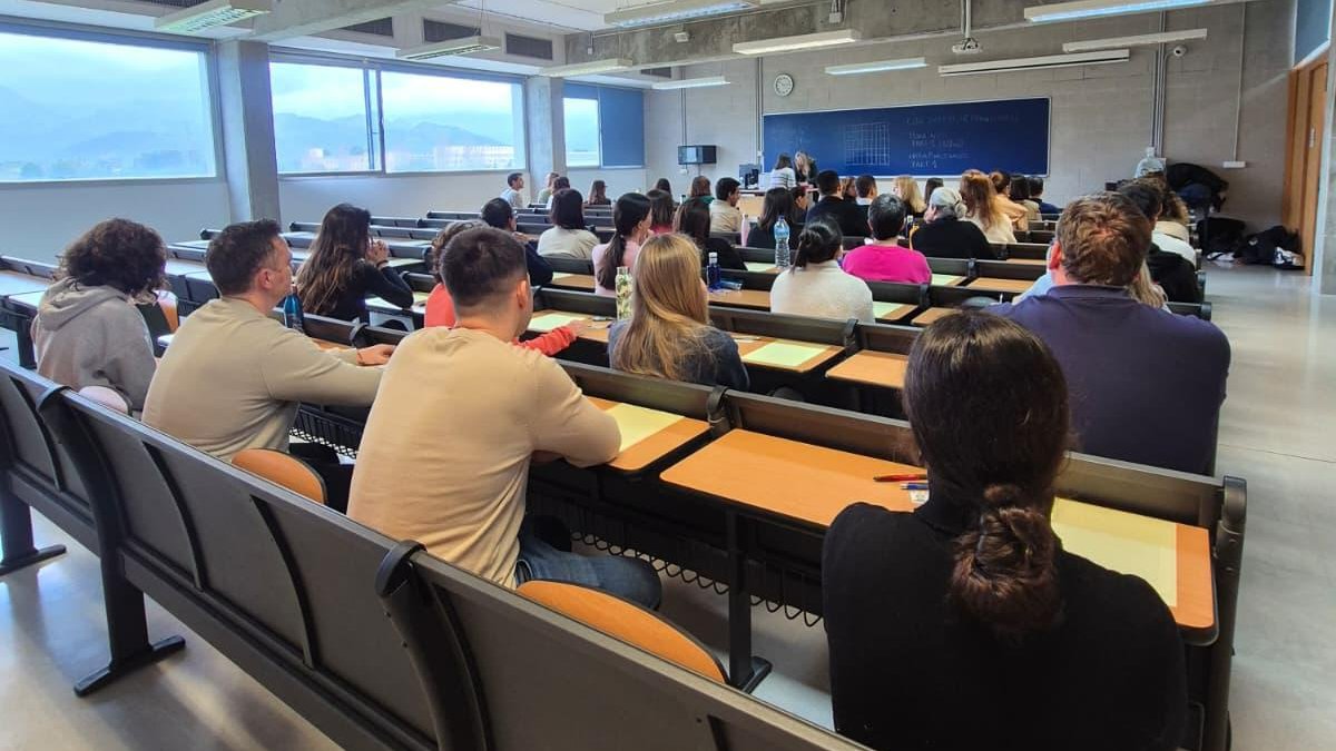 TreballGOIB's tweet photo. El @goib celebra els primers exercicis per accedir als cossos facultatius tècnics de la CAIB.

👥 840 convocats per a 71 places, amb un 60% de participació.

L'@EBAP_GOIB incorpora novetats a les proves d'informàtica i arquitectura tècnica.

ℹ️ https://t.co/0bUTSsoBEQ https://t.co/QwgY2GpsYk