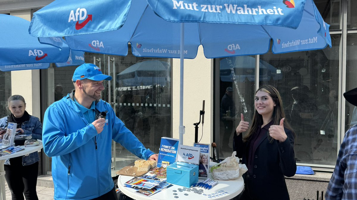 AfD_Lueneburg's tweet photo. Erneut reges Interesse an unserem Infostand in der Großen Bäckerstraße. Diesmal auffällig viele Jugendliche, die uns mit Fragen bombardierten. Vielen Dank für euer Interesse!
#DeshalbAfD #ZeitfürDeutschland #seidschlauwähltblau #InfostandAfD https://t.co/TjbqUUny2f