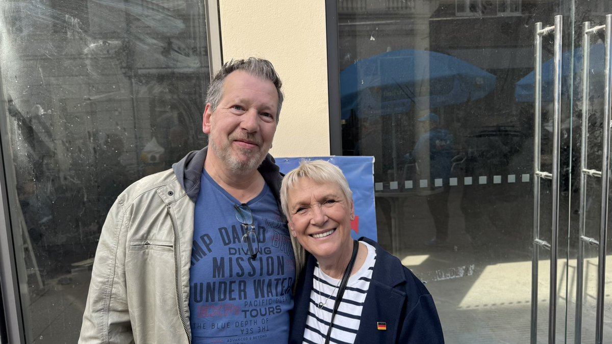 AfD_Lueneburg's tweet photo. Erneut reges Interesse an unserem Infostand in der Großen Bäckerstraße. Diesmal auffällig viele Jugendliche, die uns mit Fragen bombardierten. Vielen Dank für euer Interesse!
#DeshalbAfD #ZeitfürDeutschland #seidschlauwähltblau #InfostandAfD https://t.co/TjbqUUny2f