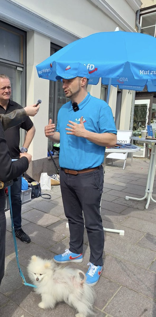 AfD_Lueneburg's tweet photo. Erneut reges Interesse an unserem Infostand in der Großen Bäckerstraße. Diesmal auffällig viele Jugendliche, die uns mit Fragen bombardierten. Vielen Dank für euer Interesse!
#DeshalbAfD #ZeitfürDeutschland #seidschlauwähltblau #InfostandAfD https://t.co/TjbqUUny2f