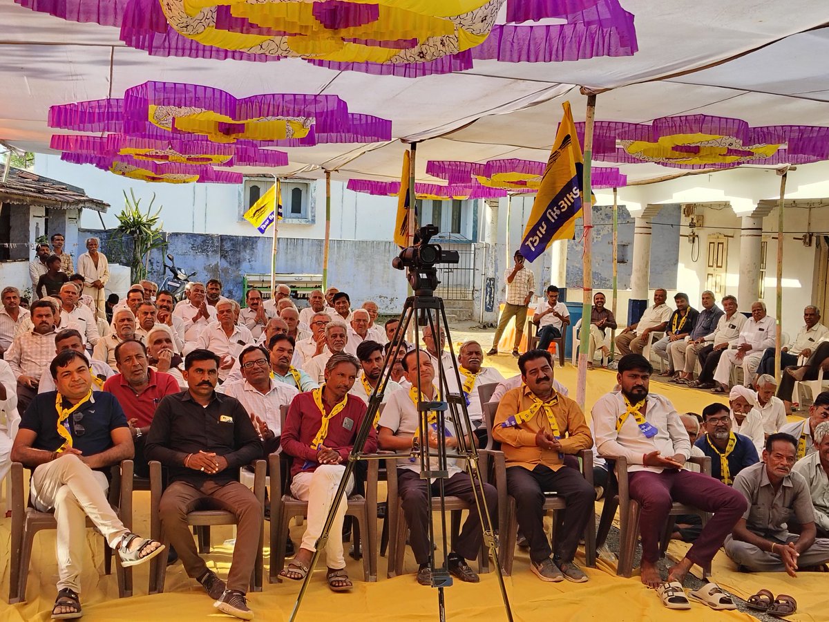 JaiUpkar's tweet photo. अमरेली की लोक सभा के अलग-अलग इलाकों में विधायक गोपाल इटालिया जी के साथ मीटिंग की https://t.co/XWT0SiXPdE