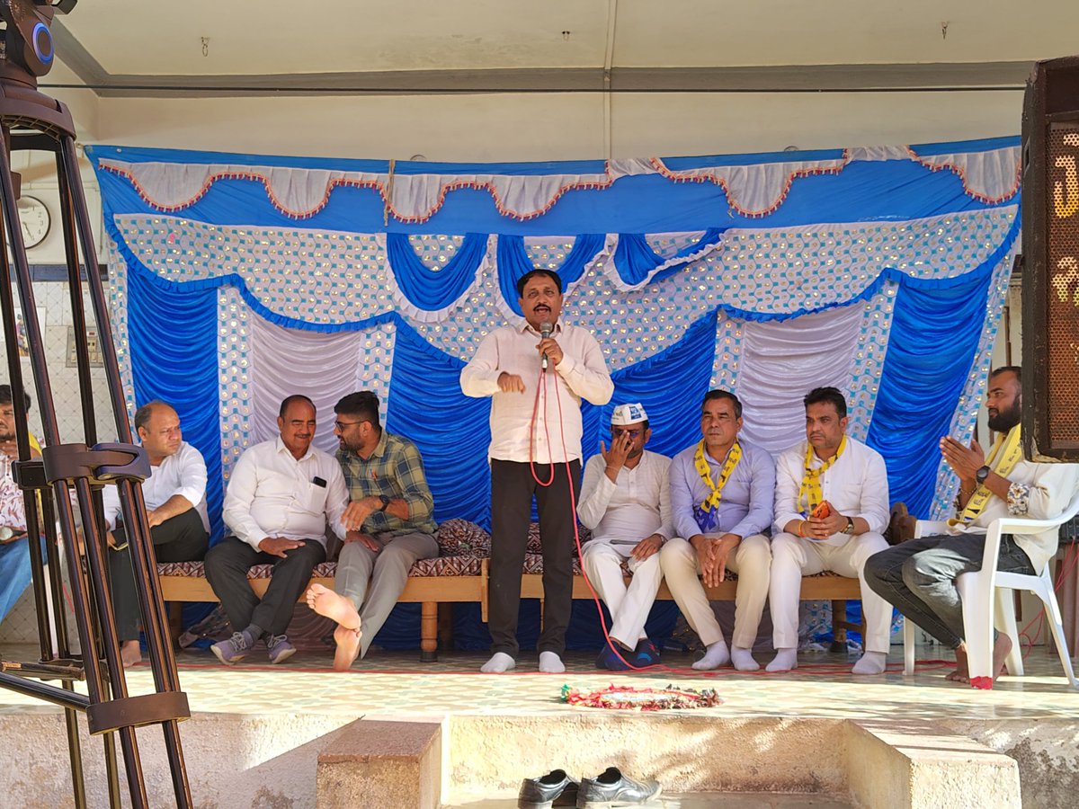 JaiUpkar's tweet photo. अमरेली की लोक सभा के अलग-अलग इलाकों में विधायक गोपाल इटालिया जी के साथ मीटिंग की https://t.co/XWT0SiXPdE