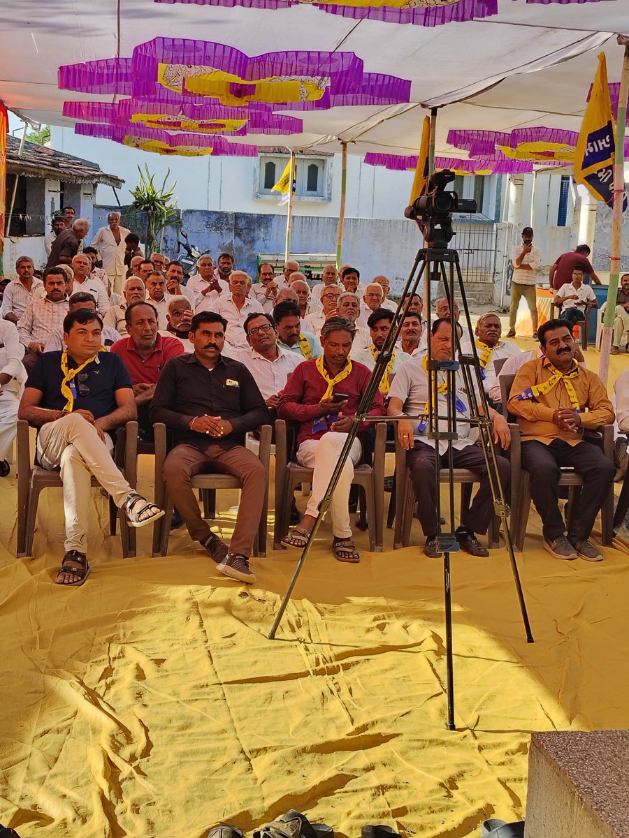 JaiUpkar's tweet photo. अमरेली की लोक सभा के अलग-अलग इलाकों में विधायक गोपाल इटालिया जी के साथ मीटिंग की https://t.co/XWT0SiXPdE
