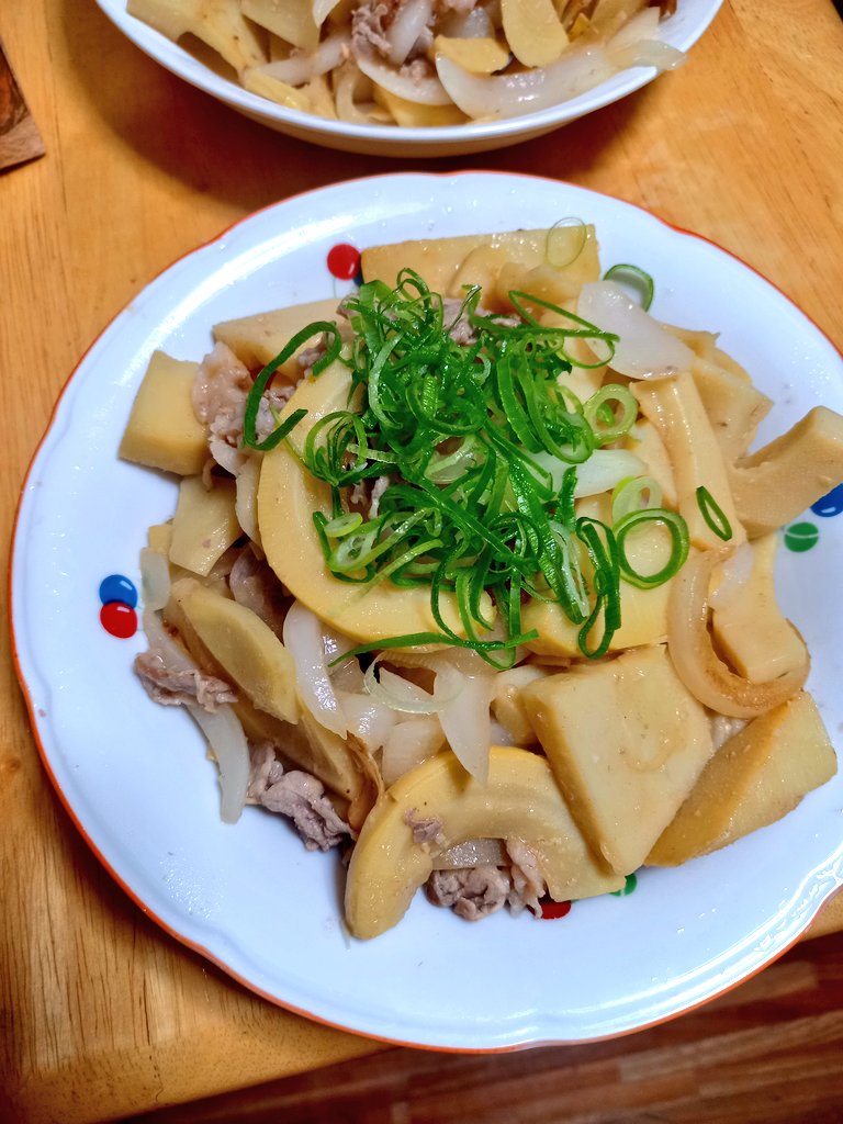 育ちすぎて大丈夫か心配したけど、
豚肉と新タマと味噌炒めにしたらちゃんとOEC！
もう2日くらいは筍料理やな🤤🤤🤤
