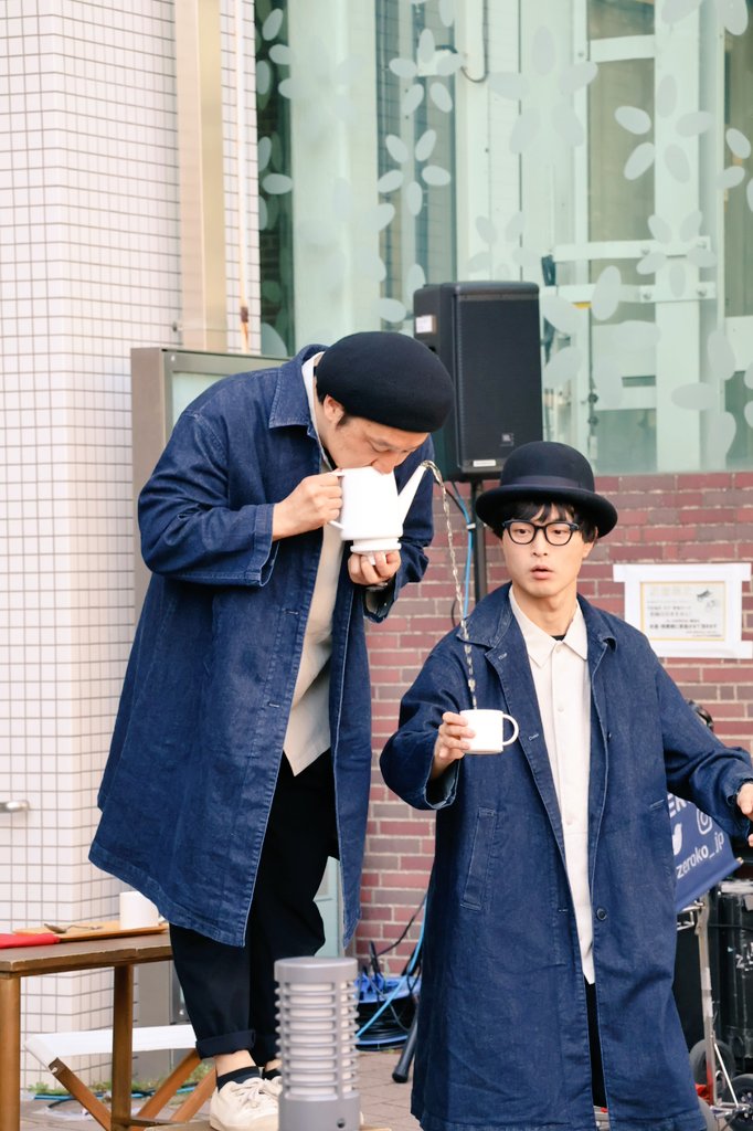 Disneymickeytan's tweet photo. 野毛大道芸にて
ゼロコサン。
通る人がいる度スプーンを見せたがる角谷サンw
えっ公開化粧?な ぐりサンw
#ゼロコ
#ZEROKO
#濱口啓介
#角谷将視
#野毛大道芸 https://t.co/NSo9OY3lgT
