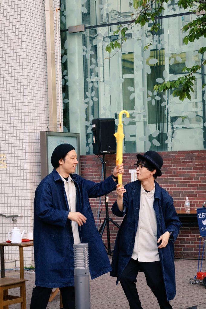 Disneymickeytan's tweet photo. 野毛大道芸にて
ゼロコサン。
通る人がいる度スプーンを見せたがる角谷サンw
えっ公開化粧?な ぐりサンw
#ゼロコ
#ZEROKO
#濱口啓介
#角谷将視
#野毛大道芸 https://t.co/NSo9OY3lgT