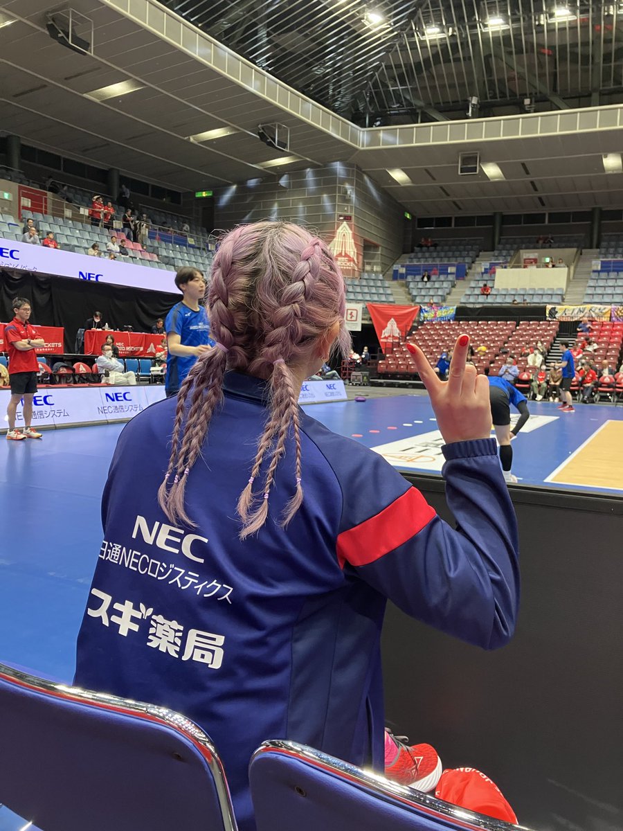 kit24y's tweet photo. 昨日と今日のスーパー通訳。
試合前に『明日も撮らせて』とお願いしたら『頑張ります』と力強く言って貰いましたが、叶いませんでした。
でも言語の違う助っ人に気持ち良くプレーさせる素晴らしき方です。
#NECレッドロケッツ川崎
#伊藤花音 通訳 https://t.co/y2JUkVjPKO