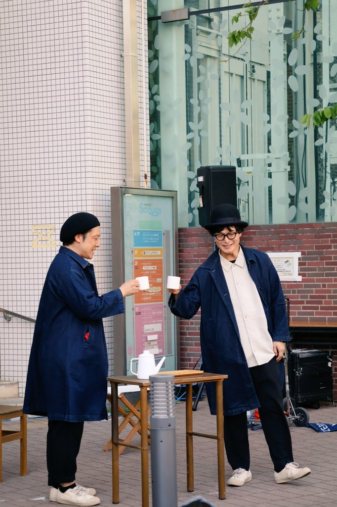 Disneymickeytan's tweet photo. 野毛大道芸にて
ゼロコサン。
通る人がいる度スプーンを見せたがる角谷サンw
えっ公開化粧?な ぐりサンw
#ゼロコ
#ZEROKO
#濱口啓介
#角谷将視
#野毛大道芸 https://t.co/NSo9OY3lgT