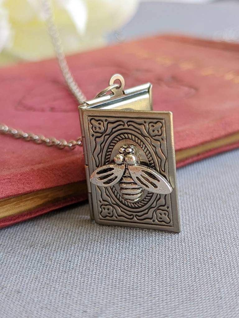 PapillionEra's tweet image. Happy Saturday! This wee Bee Book Locket is a favourite! Find yours here: papillionera.etsy.com/listing/954670… #bee #booklover #handmadejewelry