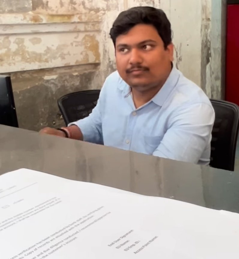सरकारी कर्मचारी काम करते हैं तो उन्हें लगता हैं कि वो जनता पर एहसान कर रहे हैं !

ये भाई साहब पटना के Post Office में इंडियन पोस्ट पेमेंट बैंक का काम देखते हैं , जब कुछ लड़के काउंटर पर गए तो ये फोन पर लगे हुए थे,

लड़कों ने काम के लिए बोला तो कह रहे हैं कि जब बात कर लूंगा तब