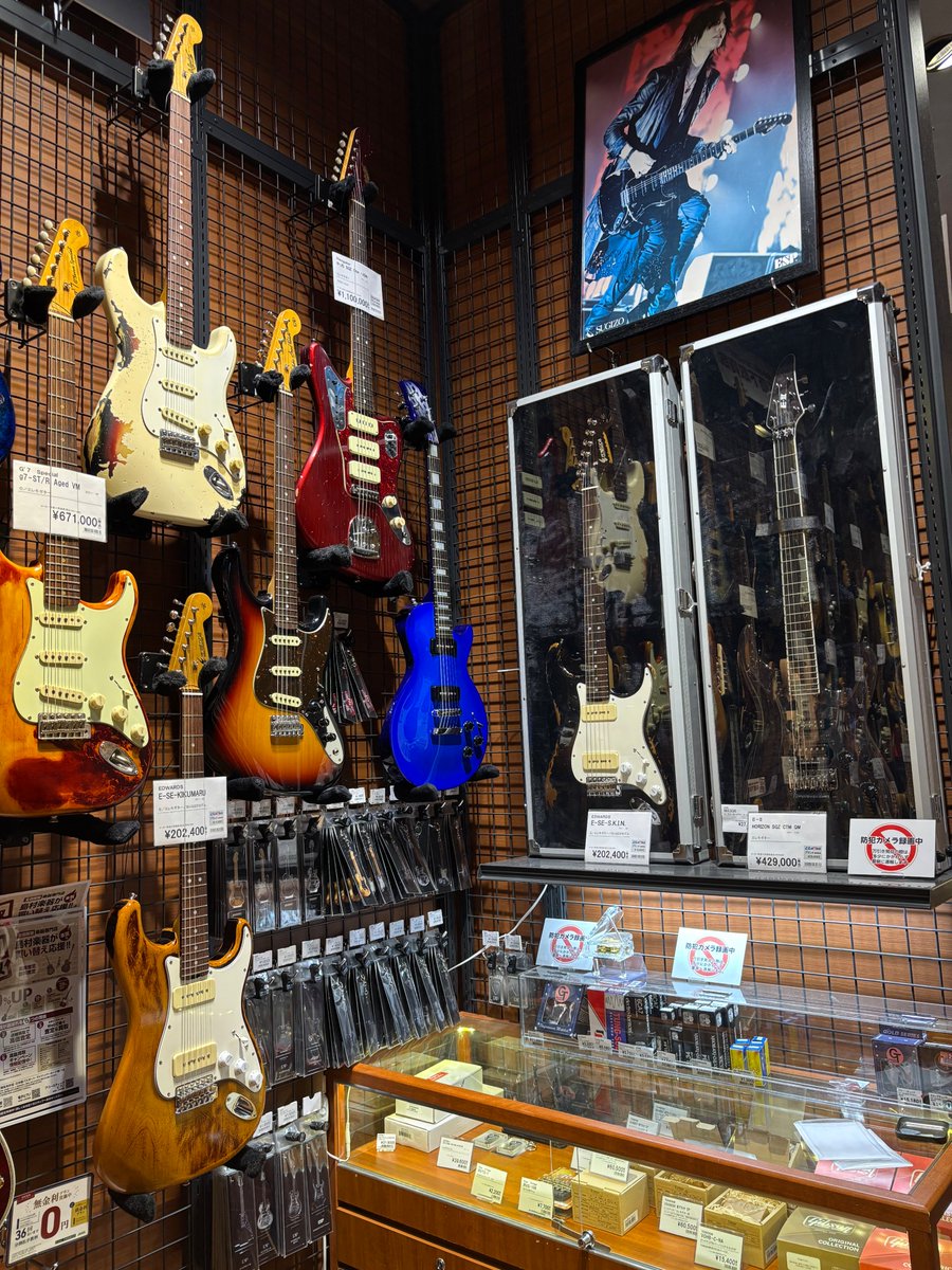 shima_akashiwa's tweet image. 【入荷情報】
当店のLUNA SEA SUGIZOさんコーナーに新発売のアクスタ＆キーホルダー第三弾が加わりました！
N-JG SGZ Custom -JGM-は実機も一緒に展示しているので是非触ってみてください！
新曲発表でコーナー展開にも一段と気合いが入ってます！

＃SUGIZO ＃LUNASEA　＃ESP