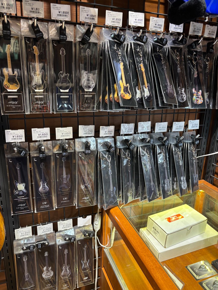 shima_akashiwa's tweet image. 【入荷情報】
当店のLUNA SEA SUGIZOさんコーナーに新発売のアクスタ＆キーホルダー第三弾が加わりました！
N-JG SGZ Custom -JGM-は実機も一緒に展示しているので是非触ってみてください！
新曲発表でコーナー展開にも一段と気合いが入ってます！

＃SUGIZO ＃LUNASEA　＃ESP