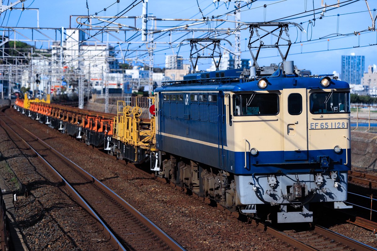 broccoli8195's tweet photo. JR東日本から釜が消えた次の日
64のAT入場を撮り終え、そのまま東から西へ

工8389  糸崎転回工臨
EF65 1128+ロンチキ12車
2026/04/18 https://t.co/BWvJilVmKM