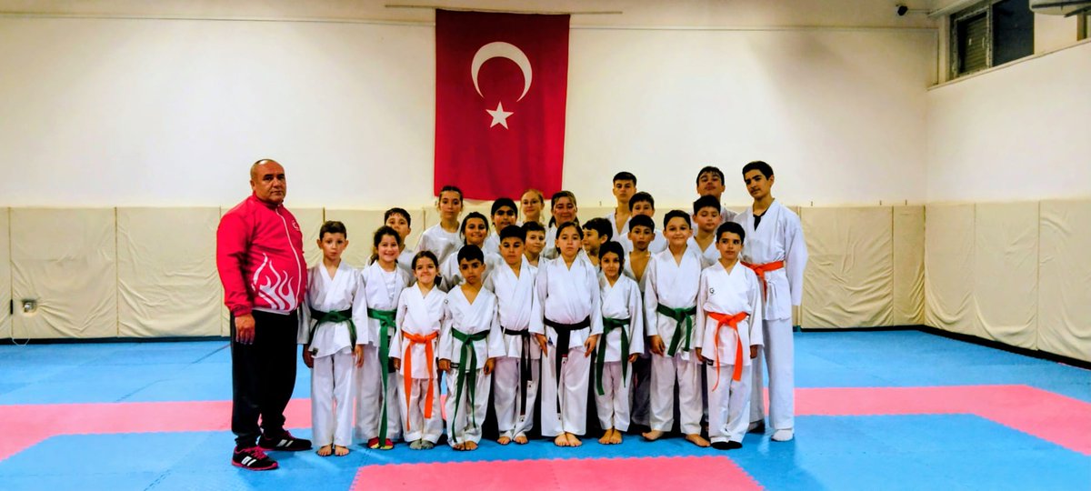 GSB_Eskisehir's tweet image. 🥋 YENİKENT ŞEHİT ANIL GÜL SPOR SALONU’NDA
#KARATE ÇALIŞMALARIMIZ

Renkli kemerlerimizle azim, disiplin ve kararlılıkla çalışmalarımıza devam ediyoruz! 🥋

@oa_bak @gencliksporbak