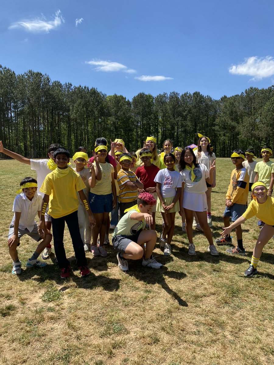 CreekViewElem's tweet photo. Our 5th graders had a fabulous FUN FRIDAY! They enjoyed kickball and a delicious treat from the ice cream truck! They even had a visit from @AHSJrRaiderFB !!☀️🍦🏈

#cvescheetahs @FultonCoSchools @LilliePozatek https://t.co/r6i4Gc29nN