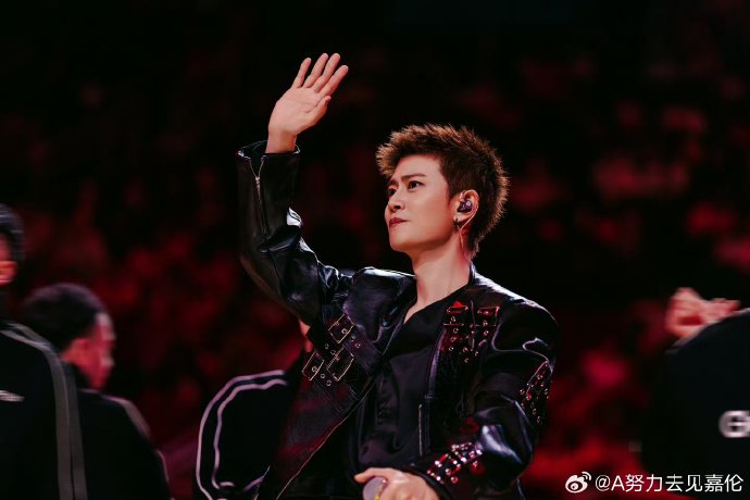 Lisa Perry tweet media