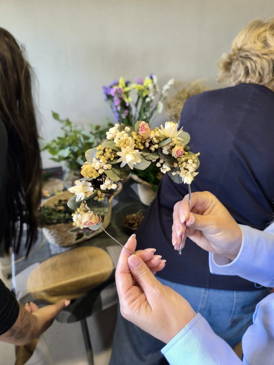 AjCMalavella's tweet photo. 🌸 Aquest matí un moment preciós d’art i creativitat dins el projecte Art i Natura de l’àrea de @Turisme_Caldes
🙌🏽Un matí per gaudir, aprendre i emportar-se una peça única feta amb les pròpies mans 💐
Seguim apostant per l’art, la cultura i les experiències a #CaldesdeMalavella! https://t.co/VkvuEg8iyh
