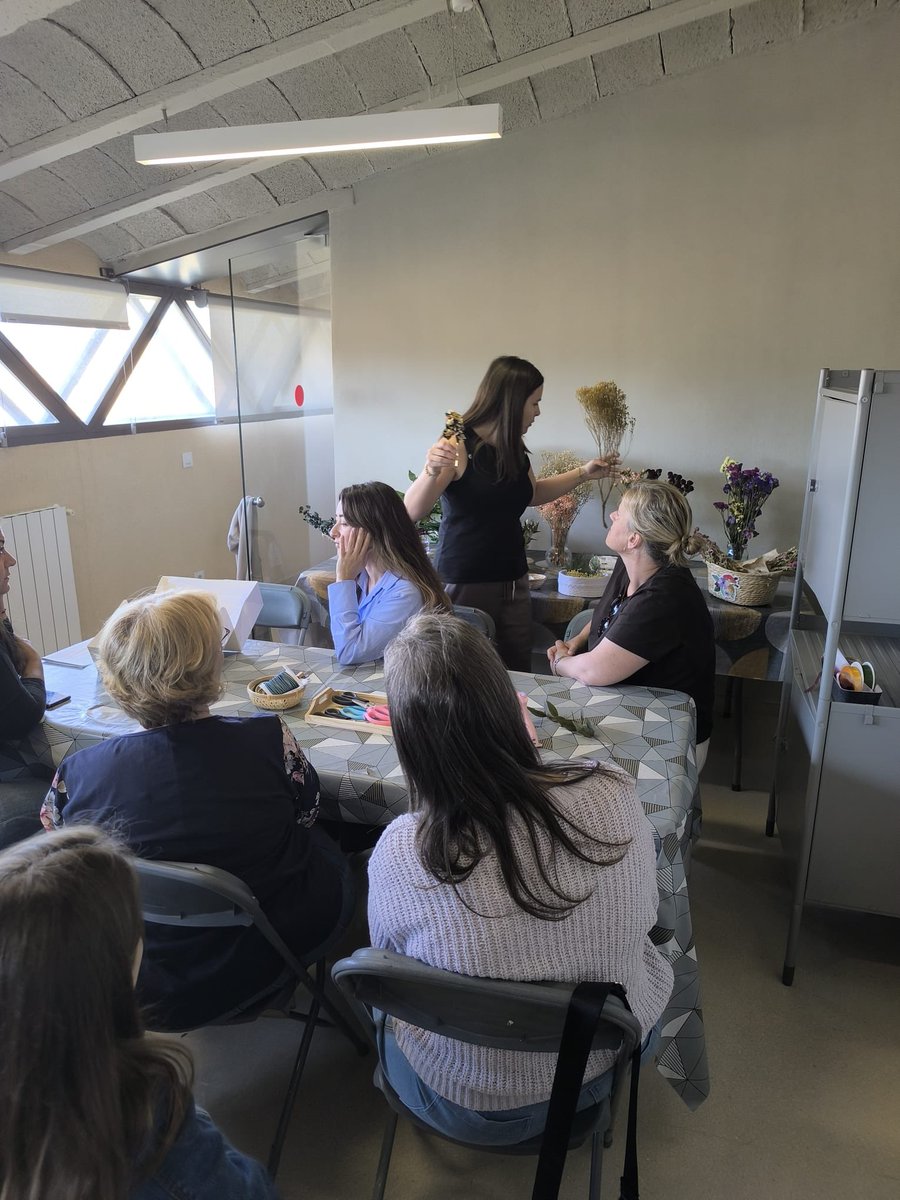 AjCMalavella's tweet photo. 🌸 Aquest matí un moment preciós d’art i creativitat dins el projecte Art i Natura de l’àrea de @Turisme_Caldes
🙌🏽Un matí per gaudir, aprendre i emportar-se una peça única feta amb les pròpies mans 💐
Seguim apostant per l’art, la cultura i les experiències a #CaldesdeMalavella! https://t.co/VkvuEg8iyh