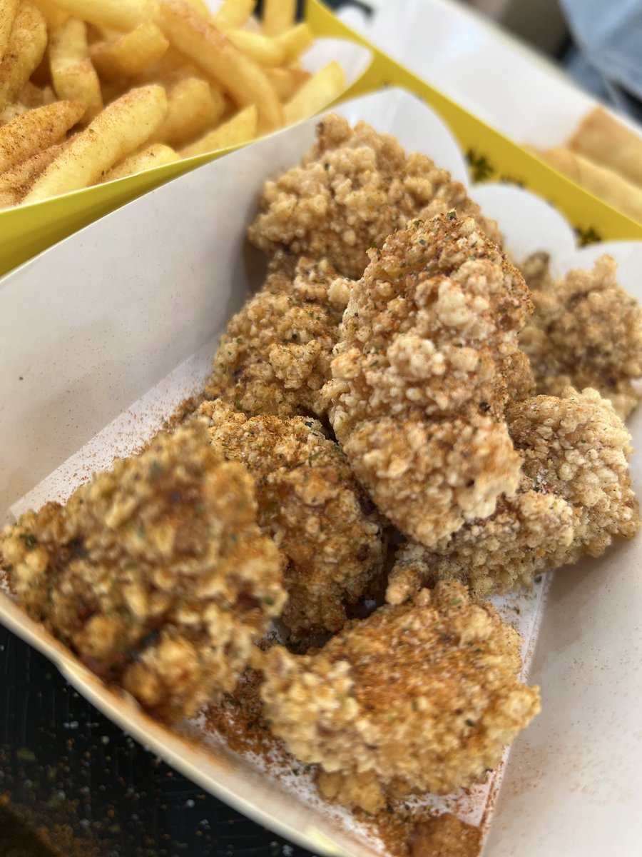 StaRemix_'s tweet photo. Taiwanese fried chicken. There is nothing else like it! #foodblogger #halalfooodie #Taiwanesefood https://t.co/4YaS2mdkir