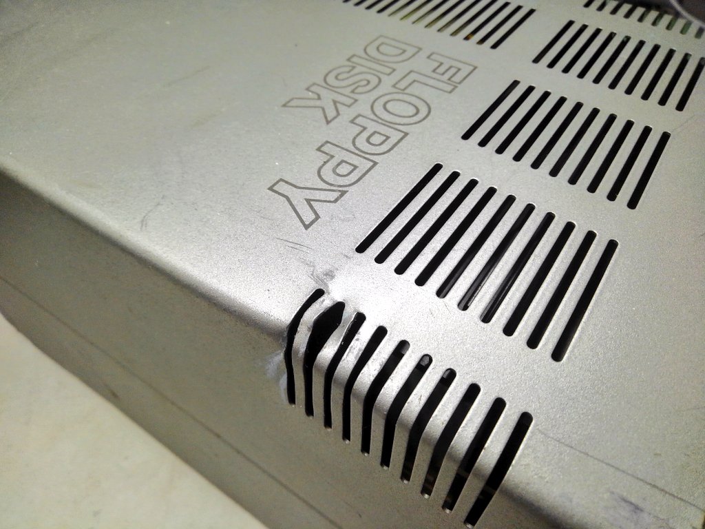 MZ-80FDだよ。ごっつ。MZ-80I/Oとかもだけど、このメッシュ部分がダメージを受けてる個体によく会うんだよね。どうするとこうなる、落とすの? 何をぶつけるの?? #MZ80FD
