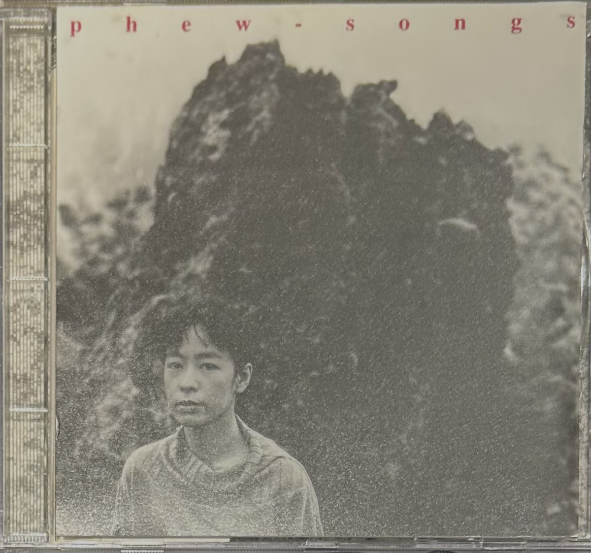 PrecordeAr's tweet image. 恒松正敏とサンセットキッズ大津真を共同プロデューサーに迎えたパルコ傘下セクタリー発1991年EP。♪Phew「Songs」 #np 藤本敦夫、藤井信雄ら参加。アーントサリーの改作セルフカバーあり。叫ぶでも鳴らすでもなく、数年後の山本精一とのコラボ作のように謡うのでもなく、ただただ存在する歌4曲。