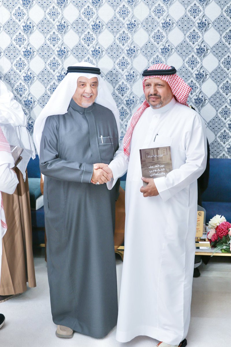 malnajem_z's tweet photo. صـورة للتاريـــخ  .. مع الشيـخ 
#عبدالعزيز_بن_رقوش
سيرة عطـرة .. ومسيرة حافلـة

شكراً لحضوره ومشاركته في أمسية
           الأثر الذي لا يغيب 
       السلوك .. سيرة ذاتية 

📸 @kh_30k https://t.co/T17Ohp6mG4