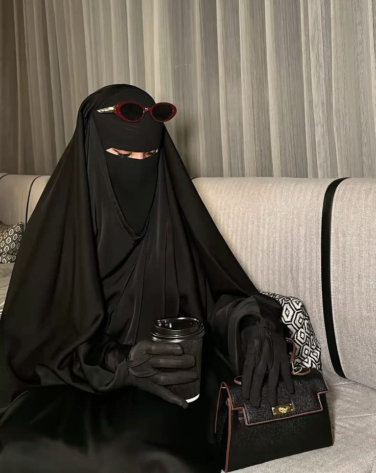 ༺ أَمَةُ ٱللَّهِ ༻ tweet media