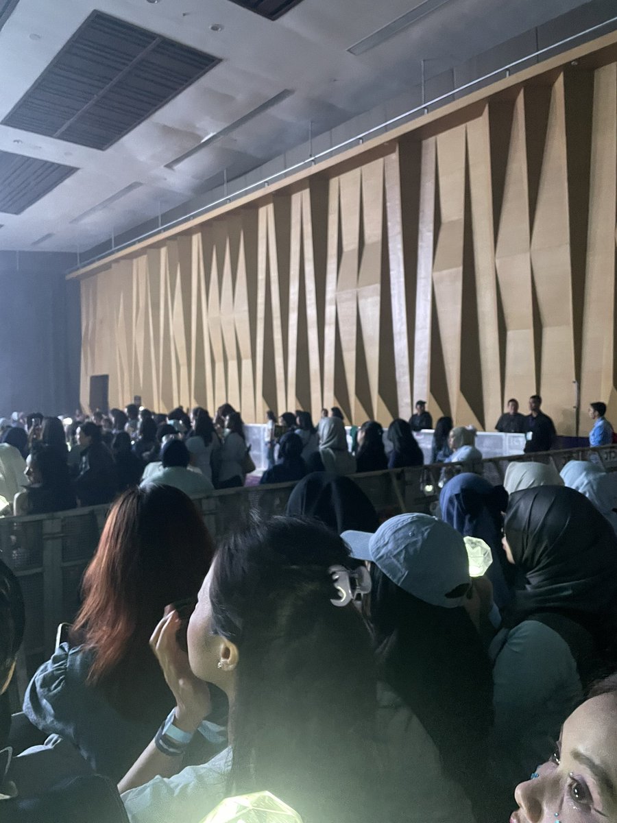 kpopers_family's tweet photo. 5 minutes to meet @OfficialMONSTAX ! 🕺💃
#몬스타엑스 #MONSTAX #MONSTA_X
#MONSTAX_THEX_NEXUS #MONSTAXinASIA #APlanet #LITX #LITXPERIENCE https://t.co/lBgl5wBiCz