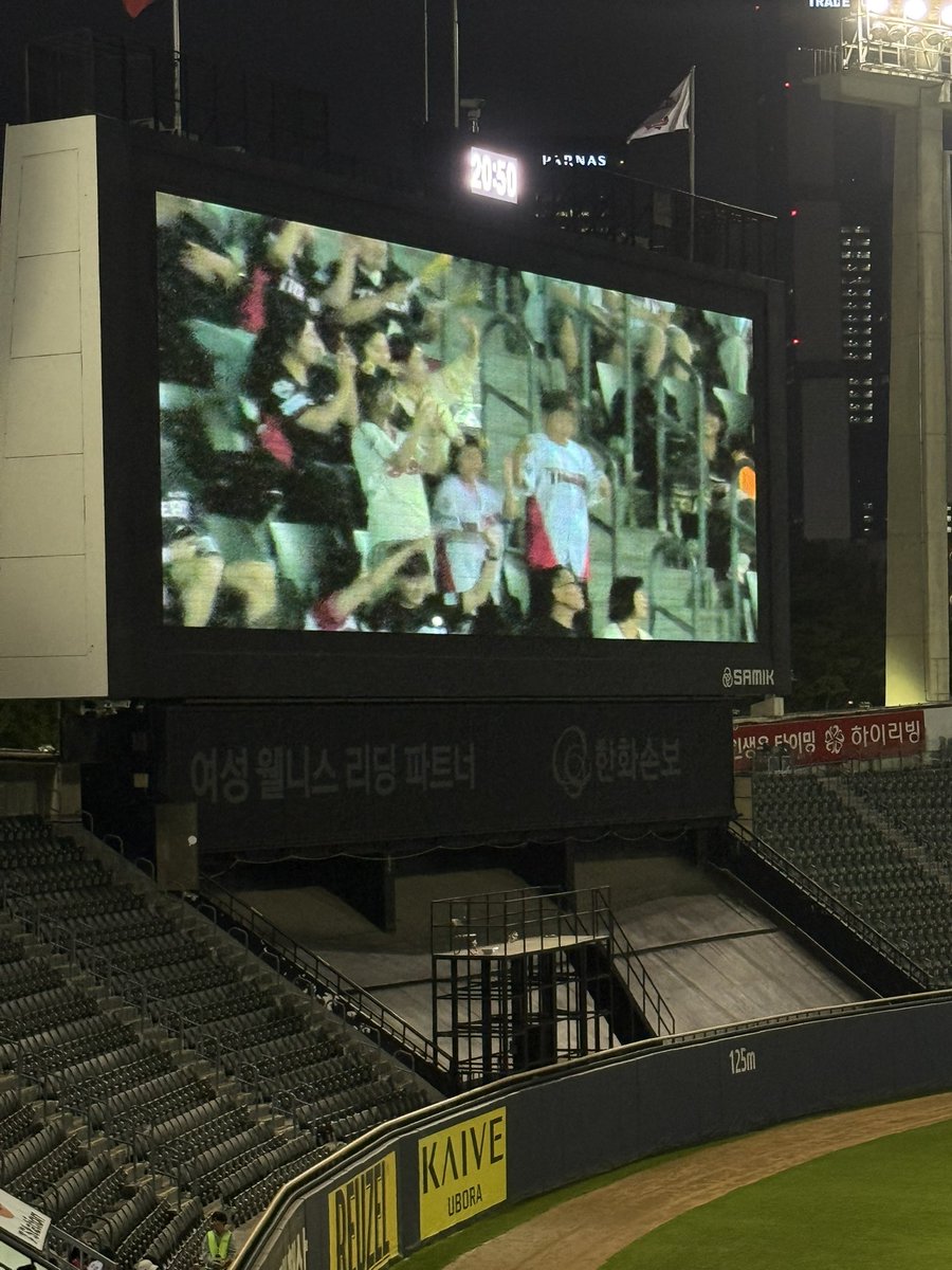 시부터 직사광선 받아가며 연장전까지 긴 시간의 결과는 8연승에서 끝. 
이어서 불꽃놀이와 공연. 
승부는 끝났고 즐기기라도 하고 가야지
전광판에 원정팬을 잡아주는 경우는 없는데 오늘은 예외.