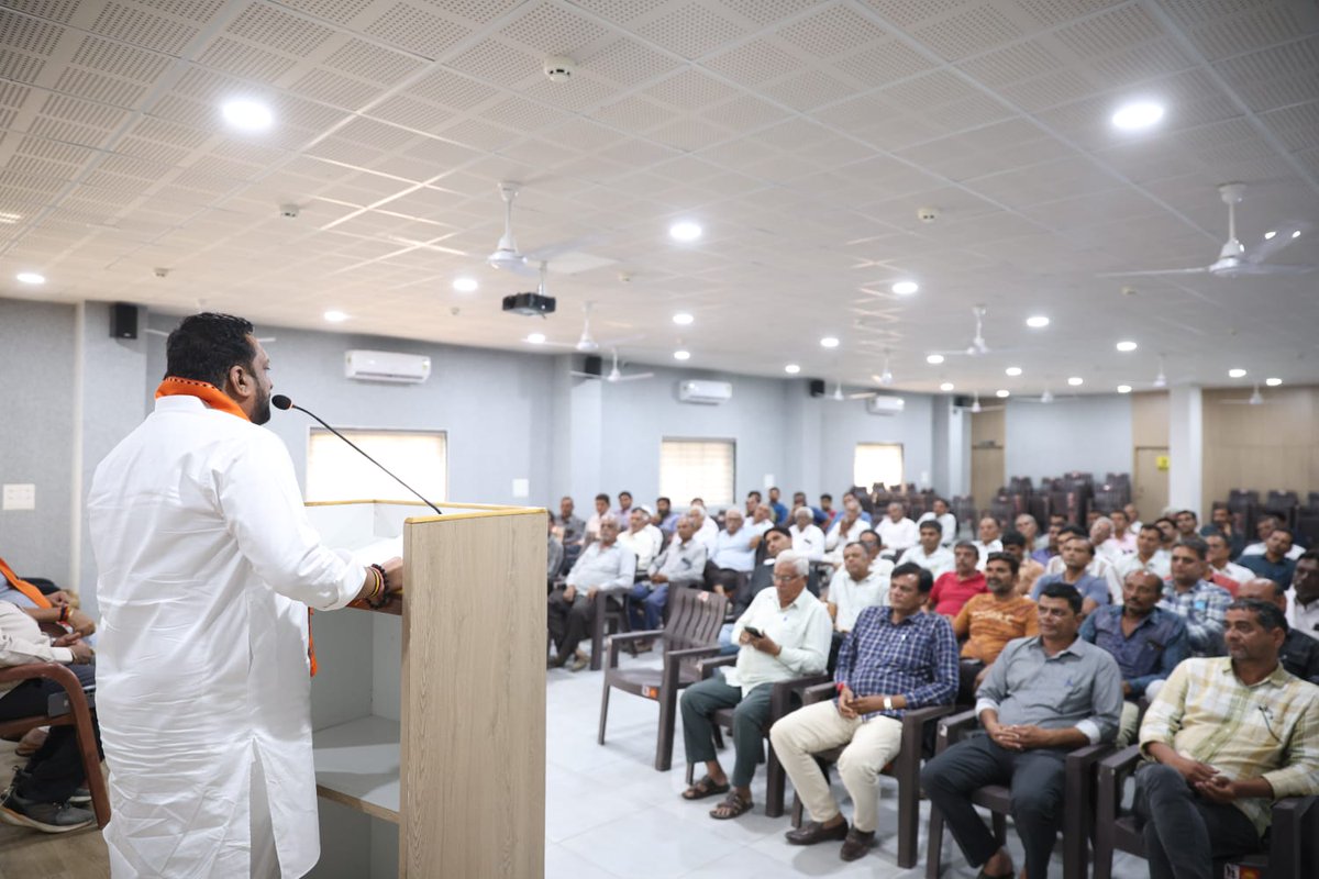 📍 માર્કેટિંગ યાર્ડ, જૂનાગઢ
આજરોજ જૂનાગઢ માર્કેટિંગ યાર્ડ ખાતે જૂનાગઢ તાલુકાની વિવિધ સહકારી સંસ્થાઓના આગેવાનોની એક વિશેષ બેઠકનું આયોજન કરવામાં આવ્યું.
આ પ્રસંગે પૂર્વ મંત્રી શ્રી અરવિંદભાઈ રૈયાણી <a href="/iArvindRaiyani/">Arvind Raiyani</a> સાહેબ ખાસ ઉપસ્થિત રહ્યા હતા અને સહકારી ક્ષેત્રના મજબૂતીકરણ તેમજ