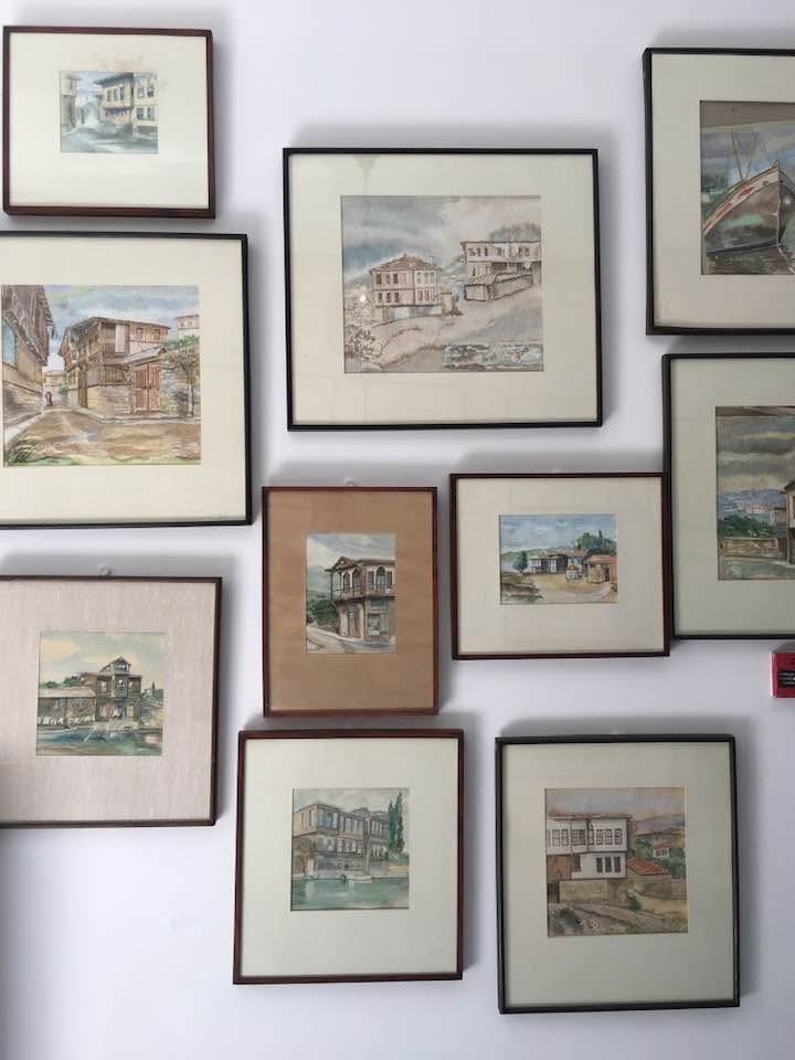 Yazar Nermin Bezmen ve çocukları Pamira ile Cazım Bezmen, Cihangir’deki aile mirası tarihi Işık Apartmanı’nı 30 yıl boş kaldıktan sonra restore ettirerek  babaları Pamir Bezmen’in adını yapıya vermiş.  Yapı yeniden hayat bulurken, aynı zamanda güçlü bir belleğin taşıyıcısı olmuş.