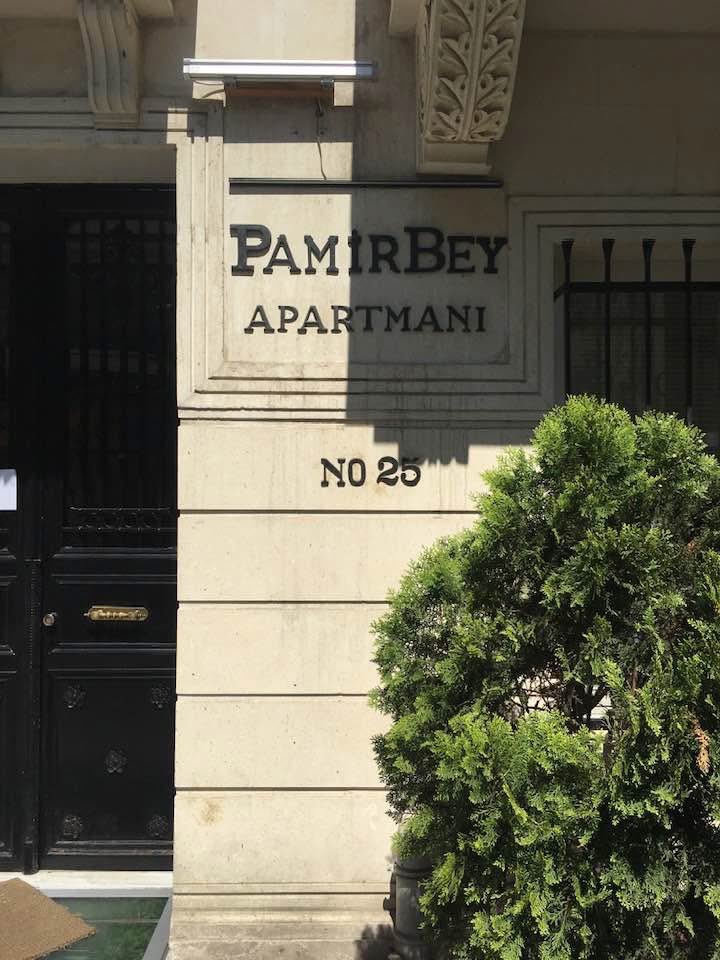 guvenbayar_'s tweet photo. Yazar Nermin Bezmen ve çocukları Pamira ile Cazım Bezmen, Cihangir’deki aile mirası tarihi Işık Apartmanı’nı 30 yıl boş kaldıktan sonra restore ettirerek  babaları Pamir Bezmen’in adını yapıya vermiş.  Yapı yeniden hayat bulurken, aynı zamanda güçlü bir belleğin taşıyıcısı olmuş. https://t.co/X5fBMLSPJ5