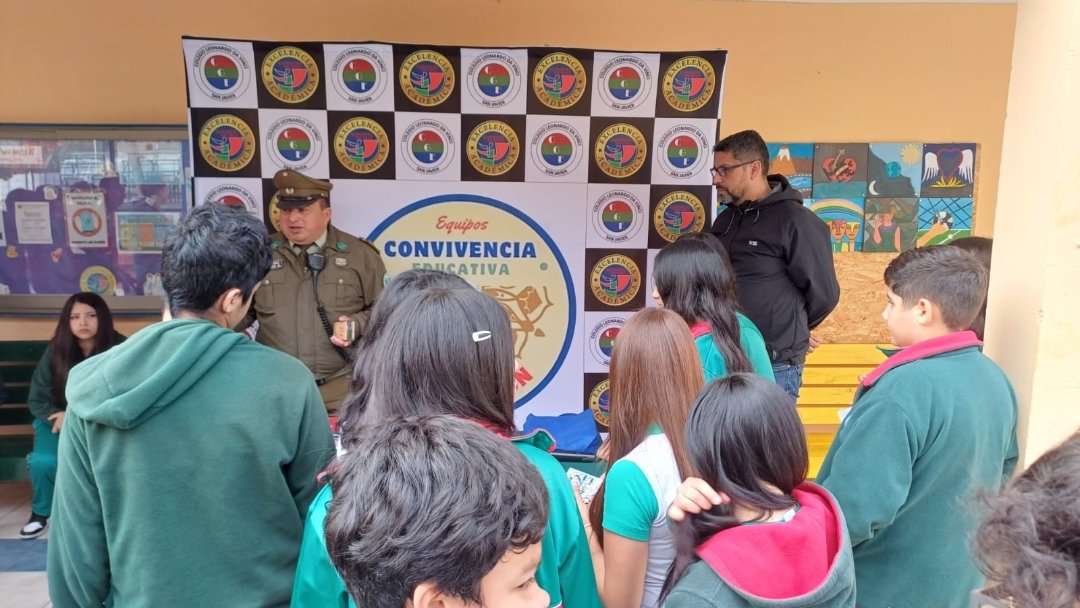 Carab_Maule's tweet image. Carabineros de #SANJAVIER continúa con su acción "Recreo Seguro";orientando a la comunidad escolar del Colegio #LeonardoDaVinci sobre el #Bullying y los detalles de la Ley de Responsabilidad Penal Adolecente; por ende, las consecuencias de los actos indebidos contra sus pares.