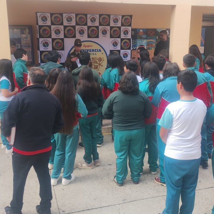 Carab_Maule's tweet image. Carabineros de #SANJAVIER continúa con su acción "Recreo Seguro";orientando a la comunidad escolar del Colegio #LeonardoDaVinci sobre el #Bullying y los detalles de la Ley de Responsabilidad Penal Adolecente; por ende, las consecuencias de los actos indebidos contra sus pares.