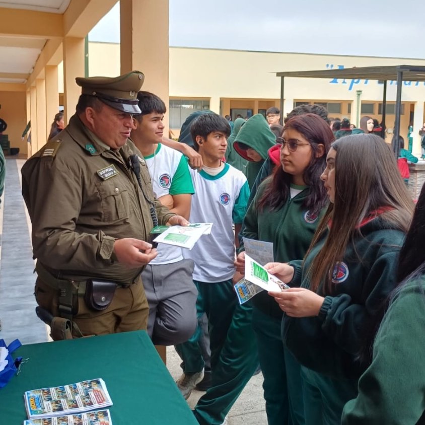 Carab_Maule's tweet image. Carabineros de #SANJAVIER continúa con su acción "Recreo Seguro";orientando a la comunidad escolar del Colegio #LeonardoDaVinci sobre el #Bullying y los detalles de la Ley de Responsabilidad Penal Adolecente; por ende, las consecuencias de los actos indebidos contra sus pares.