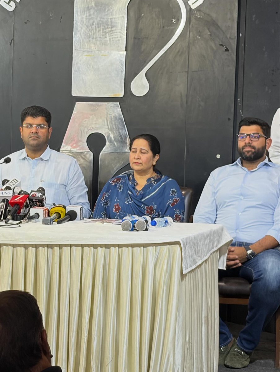 2ShivaGrover's tweet photo. In the heart of Chandigarh Press Club — standing shoulder to shoulder with Shri Dushyant Chautala Ji, former Deputy Chief Minister of Haryana.
Today’s press conference was all about raising the real issues of Haryana — unapologetically and fearlessly.
No pressure. No compromise. Just the truth and the voice of the people.
Jai Haryana! 🇮🇳 @Dchautala @DVJChautala 
#DushyantChautala #ChandigarhPressClub #HaryanaPolitics #PressConference #JJP #VoiceOfHaryana