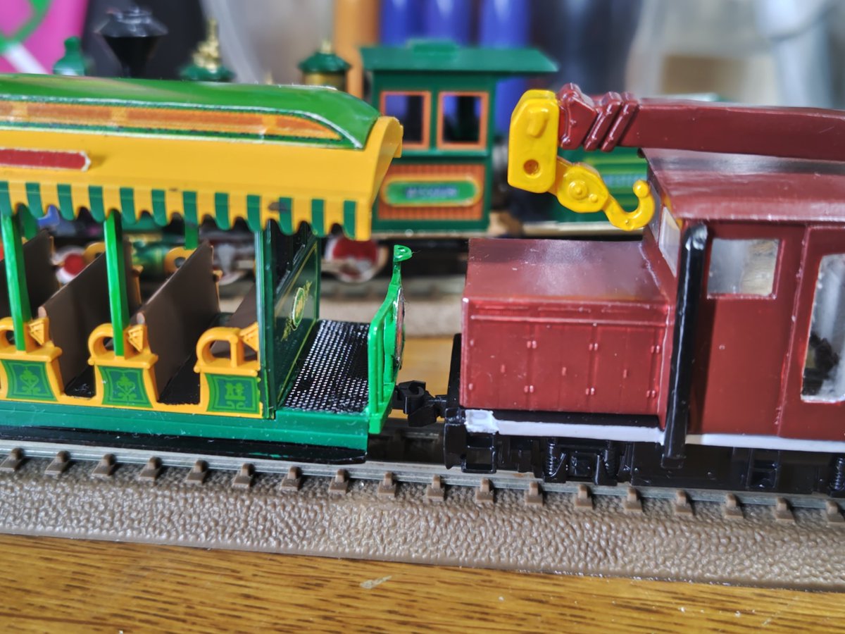 acktybf24's tweet photo. 〜夢の国を守る保線車〜
ウエスタンリバー鉄道のHTL150を作ってみました。ベースはKATOのチビ凸動力です。クレーンはトミカから没収しキャブやその他の部位は残り物車両を加工。自作HOナローとしては2弾目になります。 https://t.co/fsIqHt3M3m