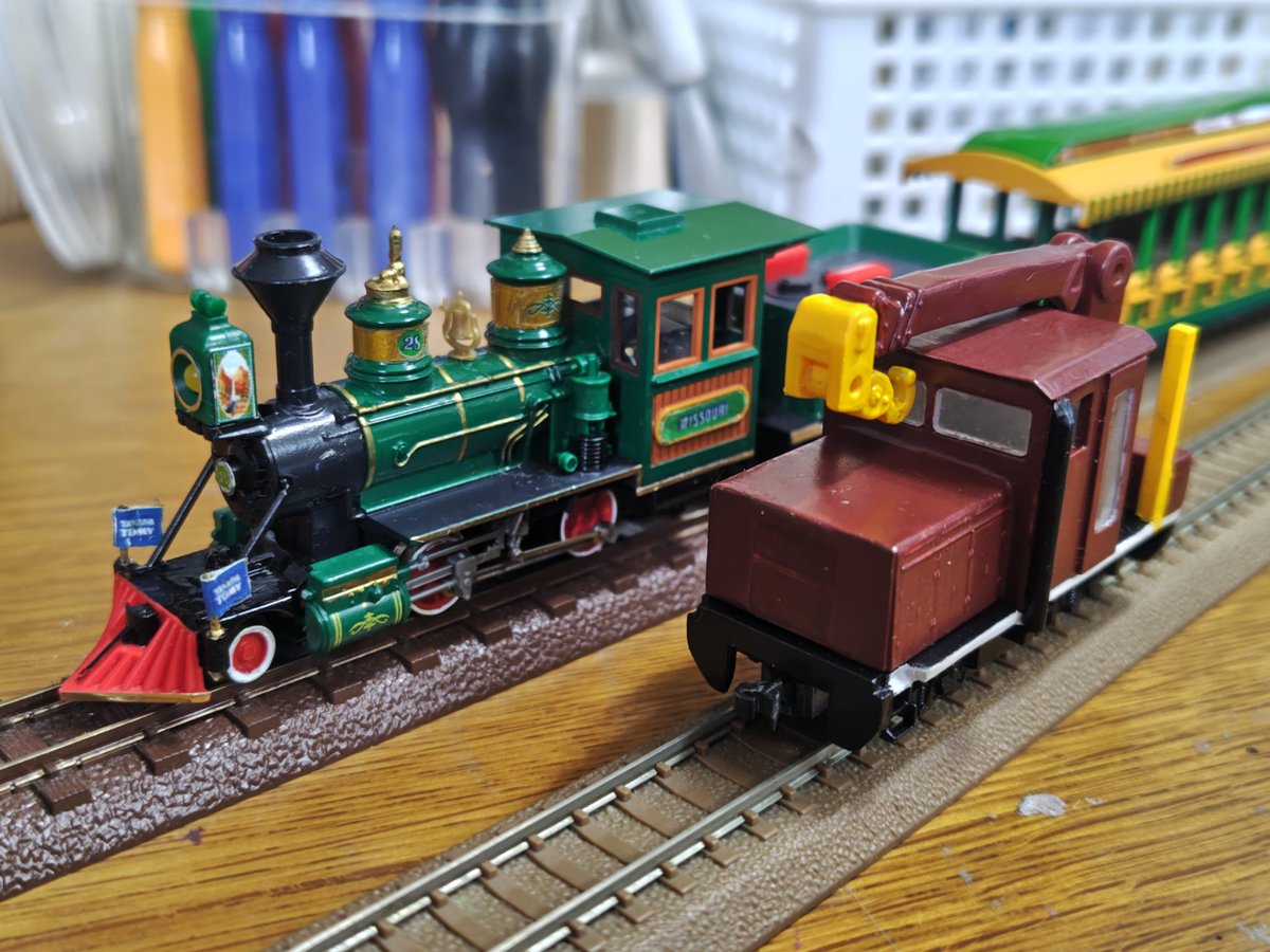 acktybf24's tweet photo. 〜夢の国を守る保線車〜
ウエスタンリバー鉄道のHTL150を作ってみました。ベースはKATOのチビ凸動力です。クレーンはトミカから没収しキャブやその他の部位は残り物車両を加工。自作HOナローとしては2弾目になります。 https://t.co/fsIqHt3M3m