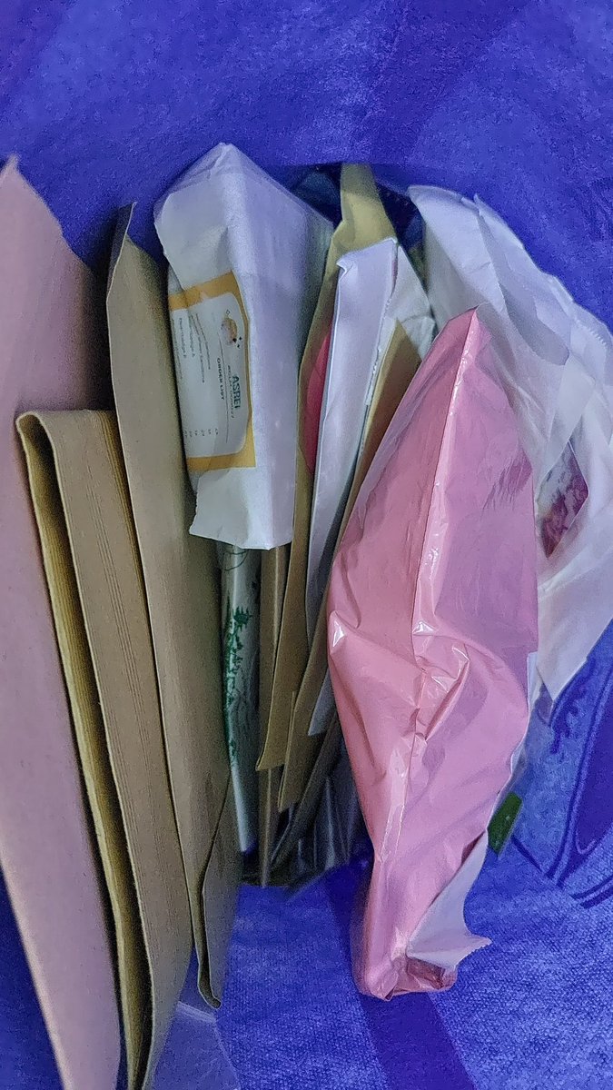 Izin rebahan bentar yahhh abis itu lanjut unboxing 🤧😭🤸‍♂️