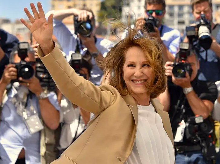 EdwardHMO's tweet photo. One of France's most celebrated film stars, Nathalie Baye, has died aged 77. She became one of France's most decorated actresses and worked alongside pioneers of the French New Wave including François Truffaut and Jean-Luc Godard. https://t.co/0ws2IkoJcd