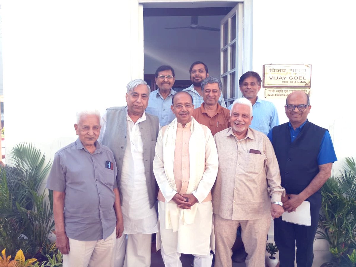 VijayGoelBJP's tweet photo. आज दिल्ली कार्यालय में विश्वास नगर, शिवम एन्क्लेव के निवासियों ने मुलाकात कर आवारा कुत्तों की समस्या और कुछ 'डॉग लवर्स' की ��ादागिरी से अवगत कराया।
गलत तरीके से डॉग फीडिंग और निवासियों के साथ अभद्र व्यवहार सहन नहीं किया जाएगा। मैंने सभी को 311 App पर शिकायत दर्ज करने की प्रक्रिया बताई है। यदि प्रशासन ने संज्ञान नहीं लिया, तो जनआंदोलन तय है!
