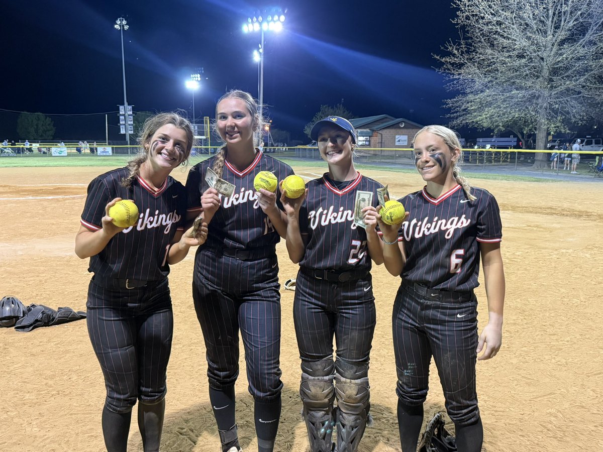 EChew22's tweet photo. 5th 💣of the season great team win and we had a 💣 squad going @ella_markwell28 @Mileytingler34 and A Nettles @PSCSoftballWV @PSCCatamounts @arychwal @mmidnight1000 @SBRRetweets @DfwSho @SoftballDown @Softball_Home @TakeCharge_SB @TAProfileAPP @AaronLaffey85 https://t.co/4AmUiFVgdM