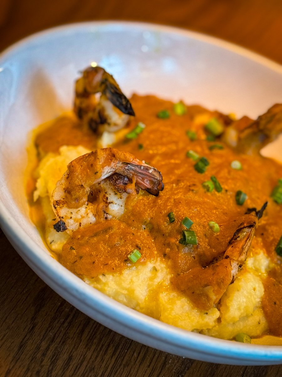 fishmarketva's tweet image. Saturdays in Old Town were made for Gulf Shrimp &amp;amp; Grits 🦐✨ paired with a schooner-sized Bloody Mary—hearty, mouth watering, and exactly what your weekend deserves. 🍅
#delivery #supportlocalbusiness #visitalx #seafood #patiodining #fishmarket #ubereats #nomnom #grubhub