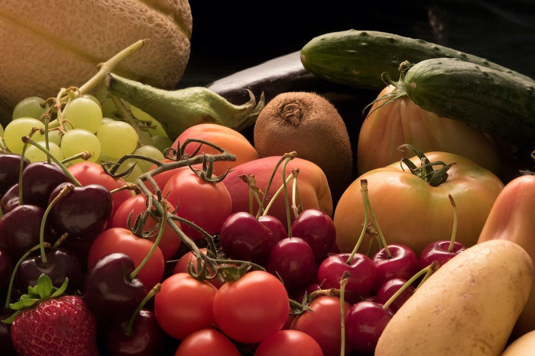 Dall'uva alle pere, dai pomodori ai cetrioli: ecco la frutta e la verdura italiana con più pesticidi  ilsalvagente.it/2026/04/14/the…