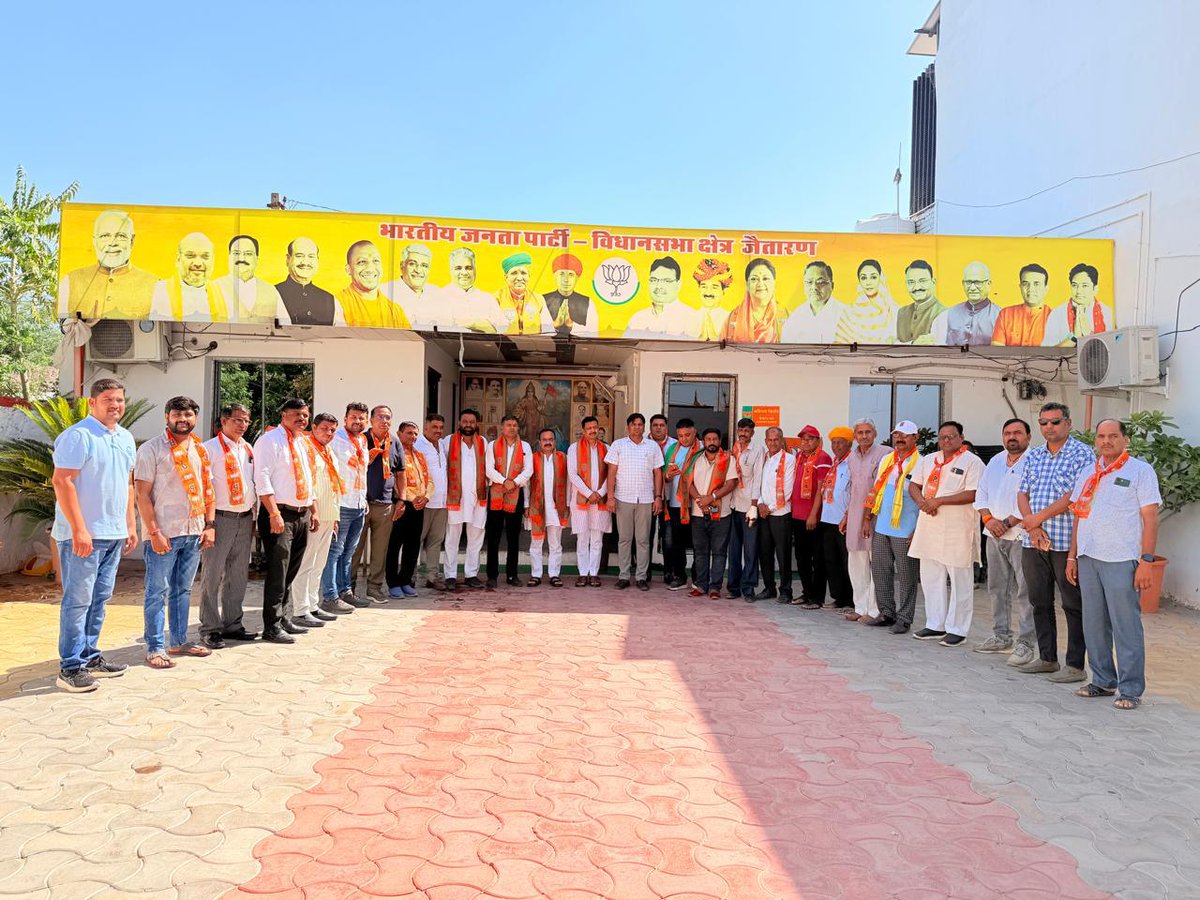 BJP4Rajasthan's tweet photo. जैतारण में प्रधानमंत्री श्री @narendramodi जी की 21 अप्रैल को प्रस्तावित पचपदरा रैली के सफल आयोजन एवं तैयारियों को लेकर विधायक सेवा केंद्र में एक महत्वपूर्ण बैठक आयोजित की गई। बैठक में जिला प्रभारी एवं प्रदेश मंत्री श्री @MandanAjit के नेतृत्व में रैली से संबंधित विभिन्न व्यवस्थाओं एवं जिम्मेदारियों पर विस्तृत चर्चा की गई।

इस अवसर पर जैतारण विधानसभा प्रभारी एवं पूर्व विधायक (टोंक) श्री अजित मेहता, जिला उपाध्यक्ष श्री नारायण कुमावत, जैतारण विधानसभा संयोजक श्री देवेन्द्र सिंह जोधा, जैतारण मंडल अध्यक्ष श्री कमलेश सोनी, बाबरा मंडल अध्यक्ष श्री राजवेंद्र सिंह भाटी, बलुन्दा मंडल अध्यक्ष श्री नरेंद्र प्रजापति, निमाज मंडल अध्यक्ष श्री दुर्गाराम, बलाड़ा मंडल अध्यक्ष श्री शिवराज गुर्जर सहित सभी मंडलों के महामंत्रीगण उपस्थित रहे।

बैठक में रैली में अधिक से अधिक जनसमूह की भागीदारी सुनिश्चित करने, प्रत्येक मण्डल स्तर पर तैयारियों को सुदृढ़ करने एवं जिम्मेदारियों के प्रभावी क्रियान्वयन पर विशेष जोर दिया गया। सभी पदाधिकारियों को अपने-अपने क्षेत्र में सक्रिय रूप से कार्य करते हुए रैली को ऐतिहासिक बनाने का आह्वान किया गया।