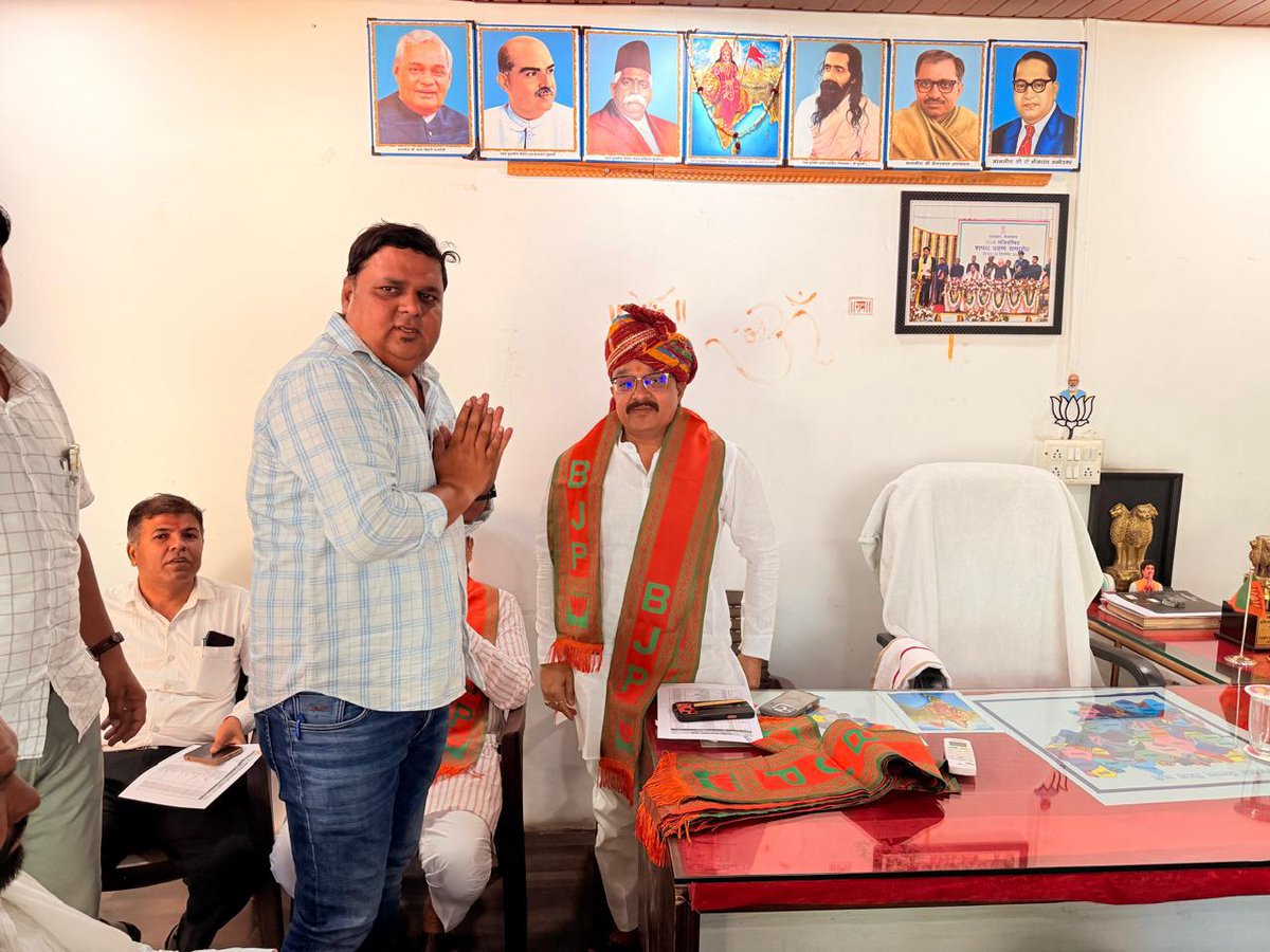 BJP4Rajasthan's tweet photo. जैतारण में प्रधानमंत्री श्री @narendramodi जी की 21 अप्रैल को प्रस्तावित पचपदरा रैली के सफल आयोजन एवं तैयारियों को लेकर विधायक सेवा केंद्र में एक महत्वपूर्ण बैठक आयोजित की गई। बैठक में जिला प्रभारी एवं प्रदेश मंत्री श्री @MandanAjit के नेतृत्व में रैली से संबंधित विभिन्न व्यवस्थाओं एवं जिम्मेदारियों पर विस्तृत चर्चा की गई।

इस अवसर पर जैतारण विधानसभा प्रभारी एवं पूर्व विधायक (टोंक) श्री अजित मेहता, जिला उपाध्यक्ष श्री नारायण कुमावत, जैतारण विधानसभा संयोजक श्री देवेन्द्र सिंह जोधा, जैतारण मंडल अध्यक्ष श्री कमलेश सोनी, बाबरा मंडल अध्यक्ष श्री राजवेंद्र सिंह भाटी, बलुन्दा मंडल अध्यक्ष श्री नरेंद्र प्रजापति, निमाज मंडल अध्यक्ष श्री दुर्गाराम, बलाड़ा मंडल अध्यक्ष श्री शिवराज गुर्जर सहित सभी मंडलों के महामंत्रीगण उपस्थित रहे।

बैठक में रैली में अधिक से अधिक जनसमूह की भागीदारी सुनिश्चित करने, प्रत्येक मण्डल स्तर पर तैयारियों को सुदृढ़ करने एवं जिम्मेदारियों के प्रभावी क्रियान्वयन पर विशेष जोर दिया गया। सभी पदाधिकारियों को अपने-अपने क्षेत्र में सक्रिय रूप से कार्य करते हुए रैली को ऐतिहासिक बनाने का आह्वान किया गया।
